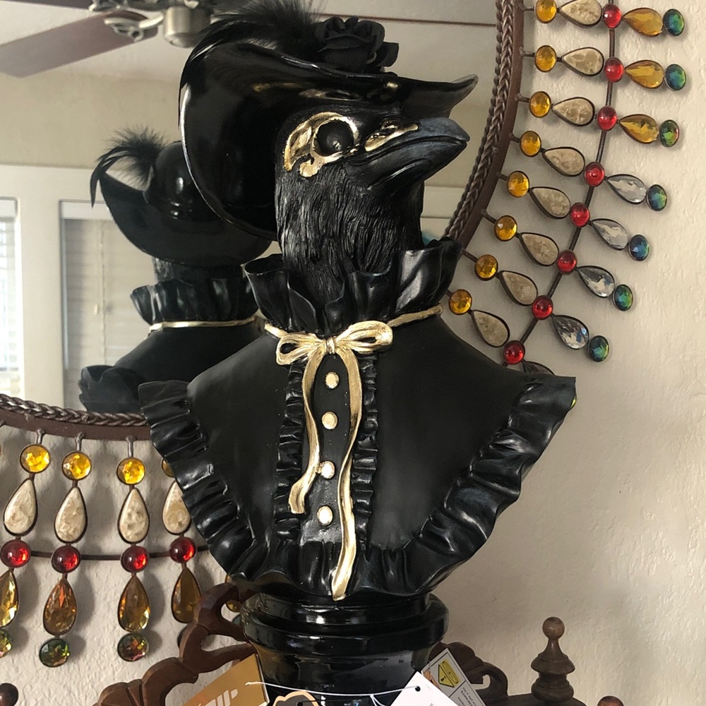 NWT Hallow’s Eve LED Lighted Eyes Gothic Victorian Raven Bust